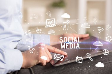 SOSYAL MEDIA yazıtları ile Sosyal Ağ Kullanan Bir Kişinin Yakın Çekimi