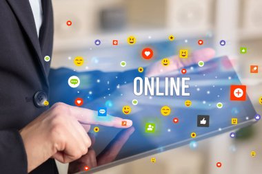 Sosyal medya simgeleri ve ONLINE yazıtlarıyla multimedya oynayan iş adamını kapat