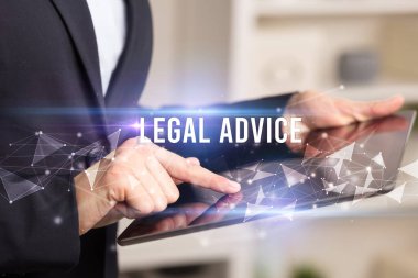 LeGAL ADVICE yazıtları ve modern iş teknolojisi kavramı olan tablet kullanarak elleri kapat