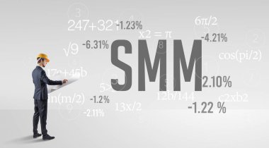 SMM kısaltması ile sabit şapkalı teknoloji mühendisi.