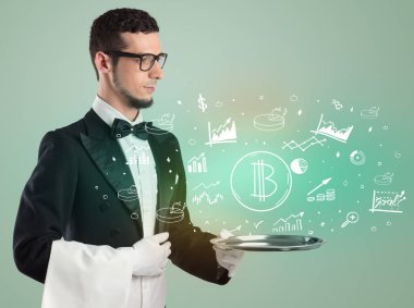 Üzerinde bitcoin simgeleri olan smokin tepsisi taşıyan yakışıklı garson, küresel pazar konsepti.