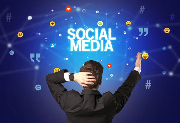 ソーシャルメディアの碑文を持つビジネスマンの背面ビュー ソーシャルネットワーキングコンセプト — ストック写真