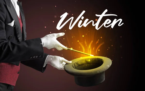 Kouzelník Předvádí Kouzelnický Trik Nápisem Winter Koncept Cestování — Stock fotografie