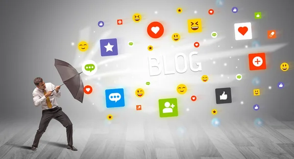 Knappe Zakenman Verdedigen Met Paraplu Van Blog Inscriptie Social Networking — Stockfoto