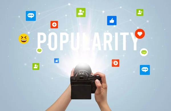 Använda Kamera För Att Fånga Innehåll Sociala Medier Med Popularitet — Stockfoto