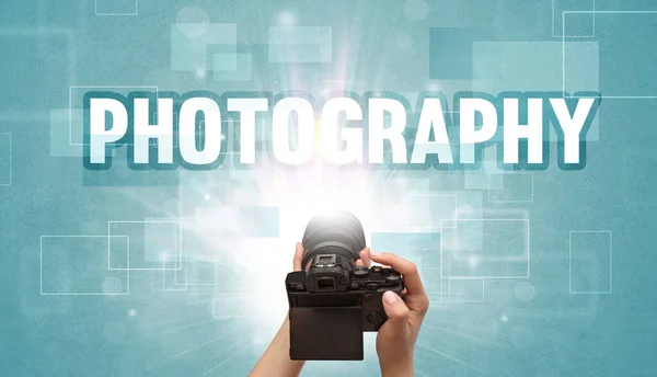 手に持つデジタルカメラのクローズアップ写真の碑文 旅のコンセプト — ストック写真