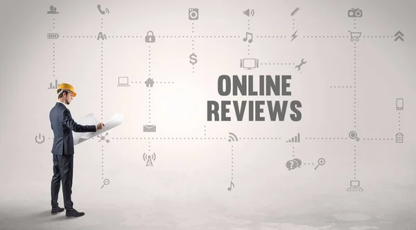 Közösségi Média Platformon Dolgozó Mérnök Online Reviews Felirattal — Stock Fotó