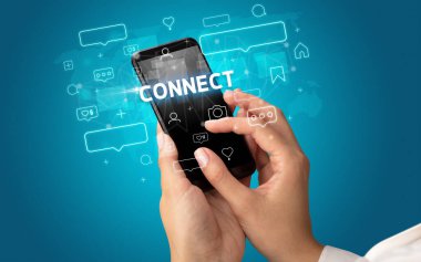 Connect yazıtası ile akıllı telefonda kadın el yazma, sosyal medya konsepti