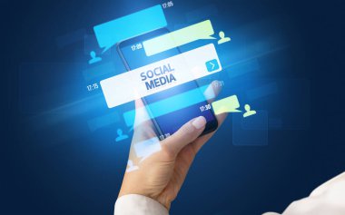 SOCIAL MEDIA yazıtlı, sosyal ağ kavramlı akıllı telefondan kadın el yazısı