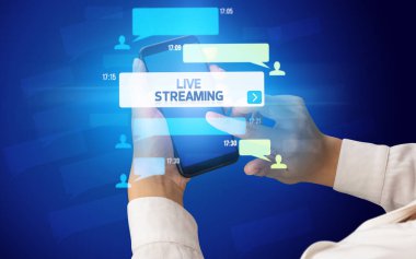 Akıllı telefondaki kadın el yazısı LIVE STREAMING yazması, sosyal ağ kavramı