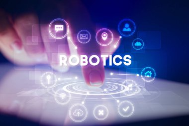 Web teknolojisi simgeleri ve ROBOTICS yazıtları ile tablete dokunmak, web teknolojisi kavramı