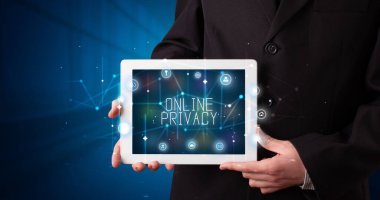 Tablet üzerinde çalışan genç iş adamı dijital işareti gösteriyor: ONLINE ÖZEL