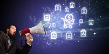 Megafonlu, alışveriş arabalı, dolar ikonlu genç adam, yeni iş modeli konsepti