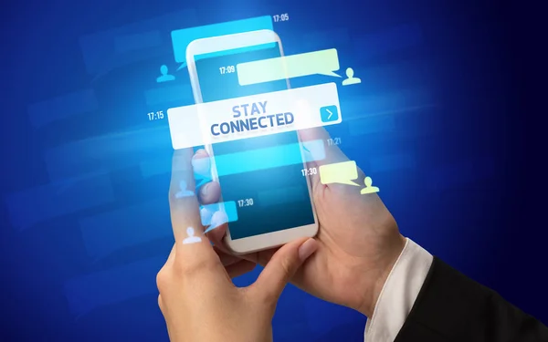 스테이 커넥티드 네트워킹 컨셉으로 스마트폰에 타이핑 — 스톡 사진
