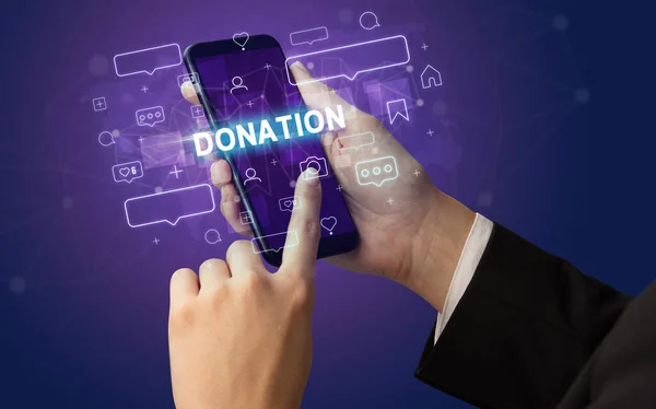 Kobieca Ręka Smartfonie Napisem Donation Koncepcja Social Media — Zdjęcie stockowe