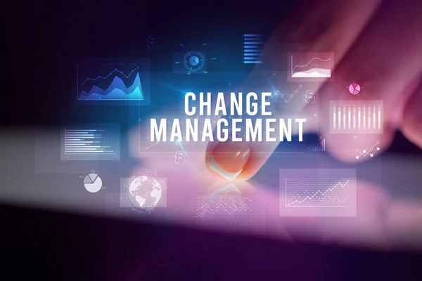 Vinger Aanraken Tablet Met Grafieken Change Management Inscriptie Business Concept — Stockfoto