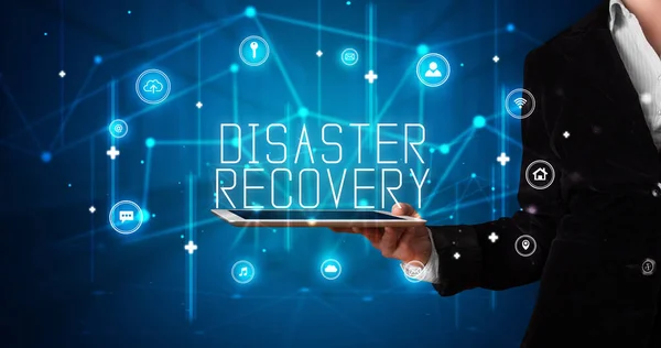 在平板电脑上工作并展示数字标志的年轻商人 Disaster Recovery — 图库照片