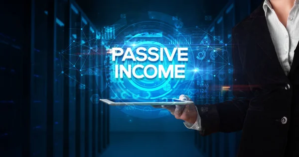 Tabletin Parissa Työskentelevä Nuori Liikemies Teksti Passive Income Yrityskonsepti — kuvapankkivalokuva