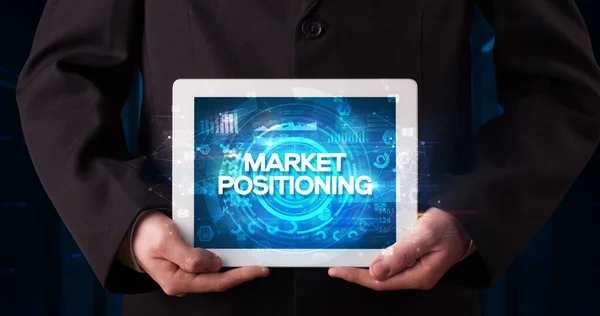 在平板电脑上工作的年轻商人并展示了题词 Market Positioning Business Concept — 图库照片