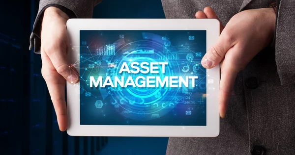 Jonge Ondernemer Werkzaam Tablet Toont Inscriptie Asset Management Business Concept — Stockfoto