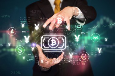 Bitcoin nakit sembolü ve yatırım konseptini elinde tutan bir iş adamı