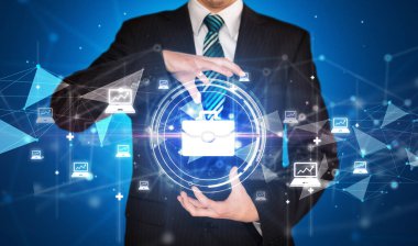 Bavul ikonu olan iş adamlarının elindeki çözüm konsepti, yaratıcı iş stratejisi planı.