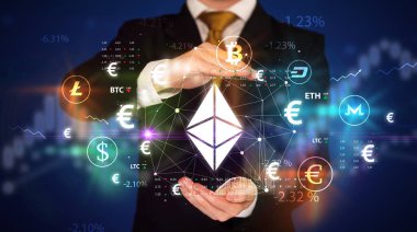 İş adamı ethereum sembolü ve yatırım konseptini elinde tutuyor