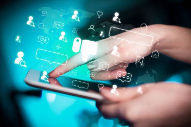 Tablet kullanılarak bir elin yakın plan görüntüsü, beğenilmeyen simgeler, sosyal medya kavramı