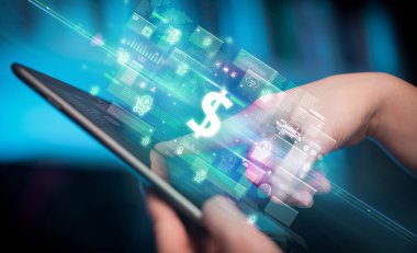 Dolar simgeleri içeren tablet kullanan bir elin yakın çekimi, dijital para birimi kavramı