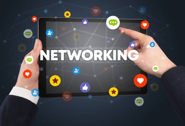 NETworking yazıtları, sosyal ağ konsepti ve dokunmatik ekranın yakın plan görüntüsü
