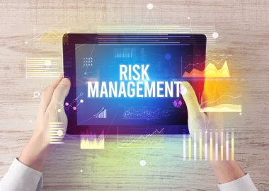 RISK MANAGEMENT yazıtları ve modern iş konseptiyle el ele tutuşmalar
