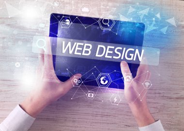 Web 'de arama yapan bir tabletin yakın plan görüntüsü DESIGN yazıtları, yüksek teknoloji bilgisayar kavramı