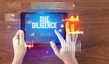 DUE DILIGENCE yazıt, modern iş konsepti ile el ele tutuşmalar