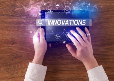 Bir tabletin yakın plan araması INNOVATIONS yazıtlar, yüksek teknoloji bilgisayar kavramı