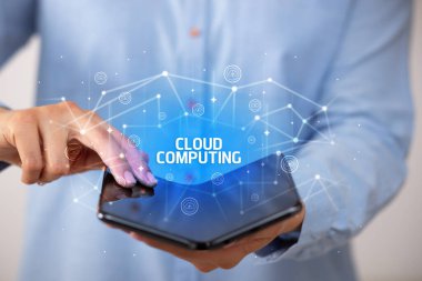 İş adamı CLOUD 'lu katlanabilir bir akıllı telefon tutuyor. Yazı, yeni teknoloji konsepti.