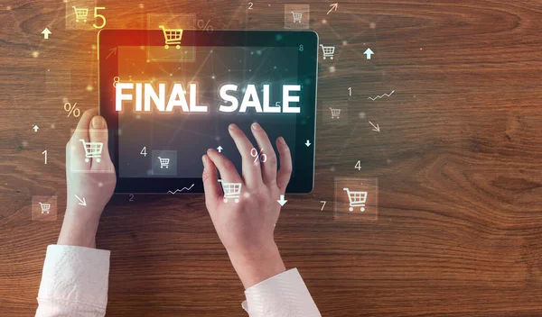 Zbliżenie Tabletu Napisem Final Sale Koncepcja Zakupów Online — Zdjęcie stockowe