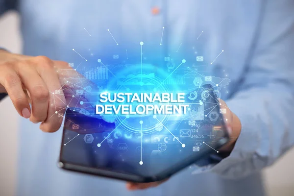 Επιχειρηματίας Κρατώντας Ένα Αναδιπλούμενο Smartphone Επιγραφή Βιώσιμης Ανάπτυξης Νέα Επιχειρηματική — Φωτογραφία Αρχείου