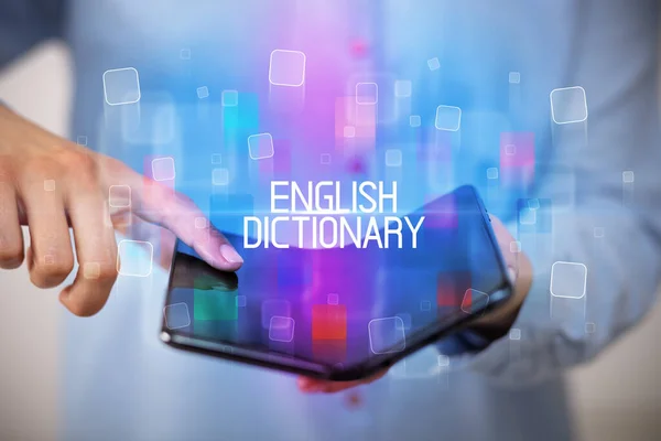 Młody Człowiek Składanym Smartfonem Napisem English Dictionary Koncepcja Edukacyjna — Zdjęcie stockowe