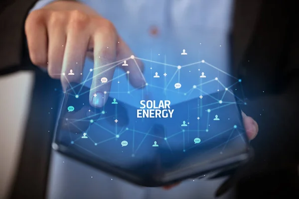 Podnikatel Držící Skládací Smartphone Nápisem Solar Energy Koncept Nové Technologie — Stock fotografie