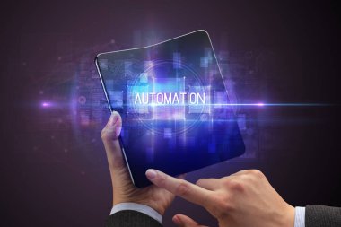 İş adamı elinde katlanabilir bir akıllı telefon tutuyor AUTOMATION yazıtları, yeni teknoloji konsepti