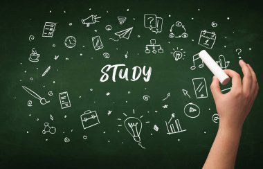 Tahtaya beyaz tebeşirle çizim çalışması, eğitim kavramı