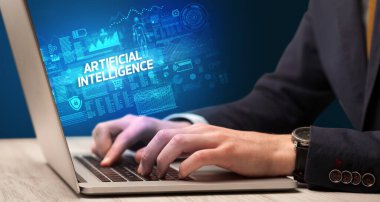 ARTIFICIAL INTELLIGENCE yazıtları, siber teknoloji kavramı ile birlikte dizüstü bilgisayarda çalışan bir işadamı