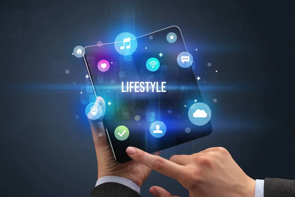 Podnikatel Držící Skládací Smartphone Nápisem Lifestyle Koncept Sociálních Médií — Stock fotografie