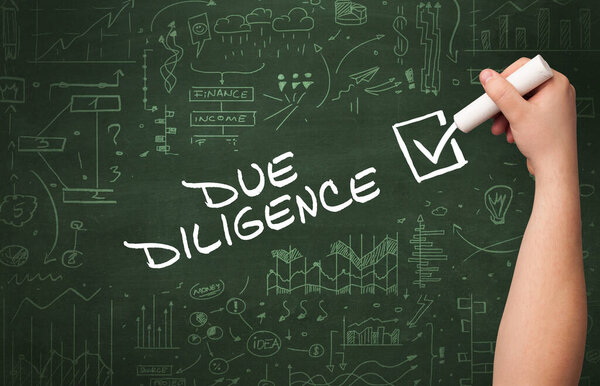 Ручной рисунок DUE DILIGENCE надпись с белым мелом на доске, новая концепция бизнеса
