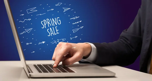 Geschäftsmann Arbeitet Laptop Mit Spring Sale Aufschrift Online Shopping Konzept — Stockfoto