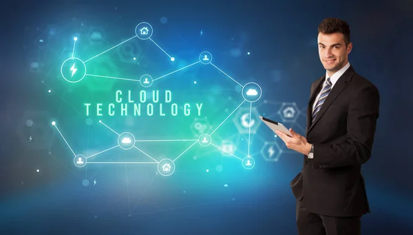 Biznesmen Przed Ikonami Usług Chmurze Napisem Cloud Technology Koncepcja Nowoczesnej — Zdjęcie stockowe