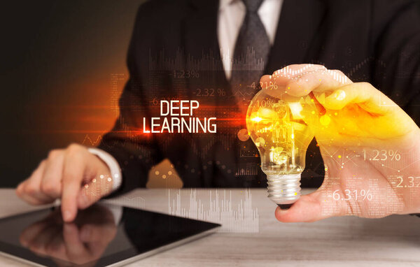 Бизнесмен держит лампочку с глубокой выучкой надписи, концепция бизнес-технологий
