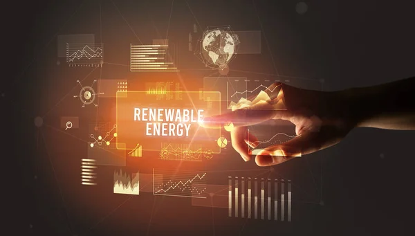 手を触れる再生可能エネルギーの碑文は 新しいビジネス技術の概念 — ストック写真