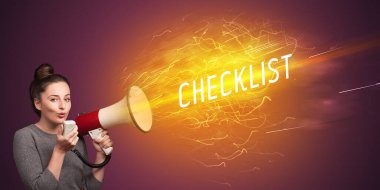 ChECKLIST yazısıyla megafonla bağıran genç bir kız, online alışveriş konsepti.