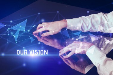 İş adamı VISION yazıtları ile büyük ekrana dokunuyor, modern teknoloji sektörü konsepti